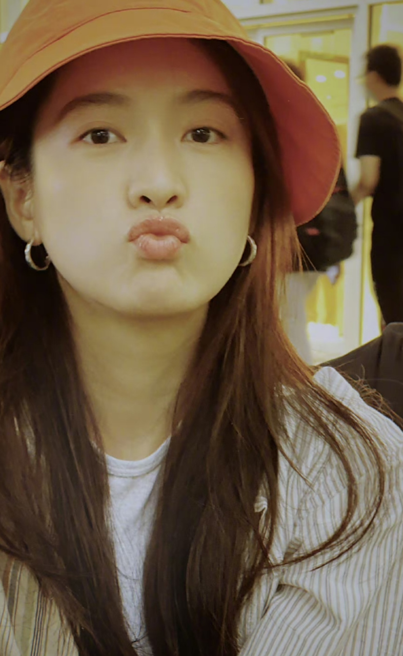 张雪迎晒自拍角度很可爱,元气少女的俏皮模样展现得特别好,她去旅行