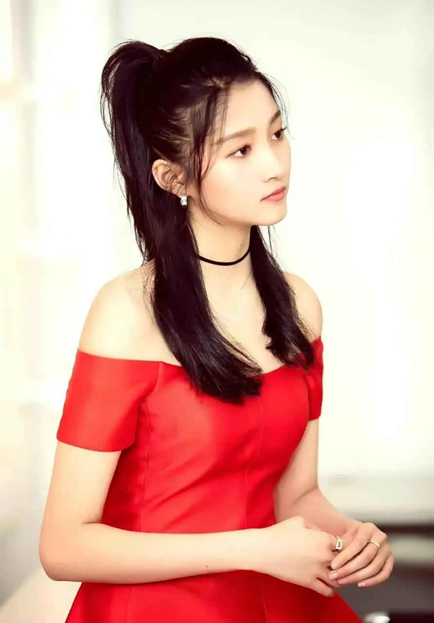 关晓彤时尚红裙造型很惊艳 大波浪长卷发搭配红唇妆 一袭时尚设计的