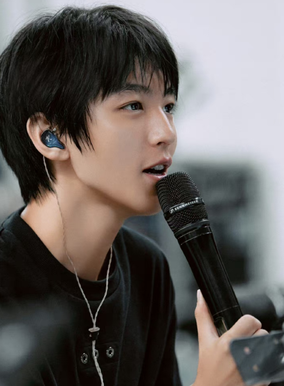 王俊凯近照明显又瘦了不少,侧脸下颌线清晰可见,素颜皮肤也晒黑了一些