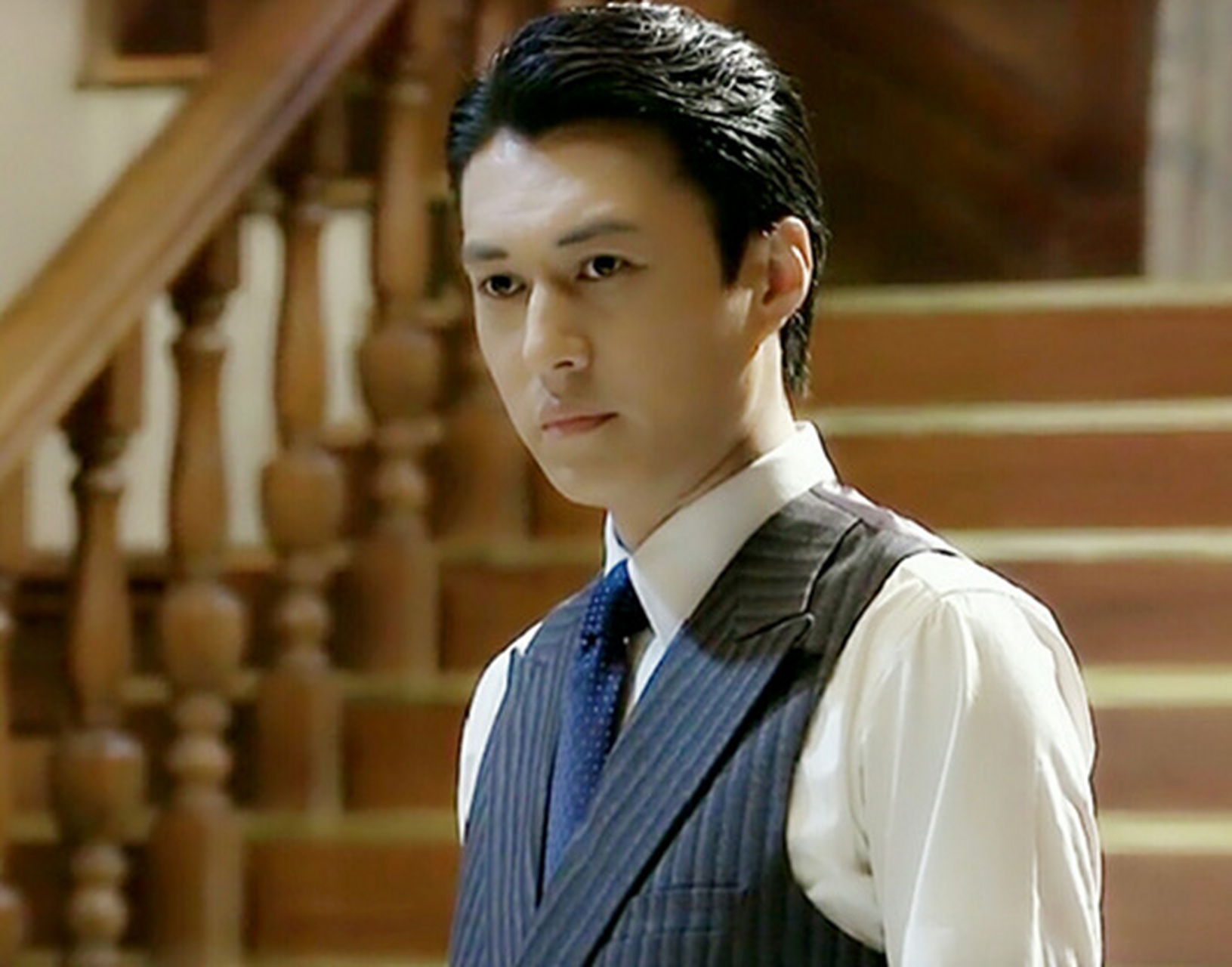 靳东,八年前《伪装者》中扮演了一方大佬,臭名昭著的76号由他掌管,那