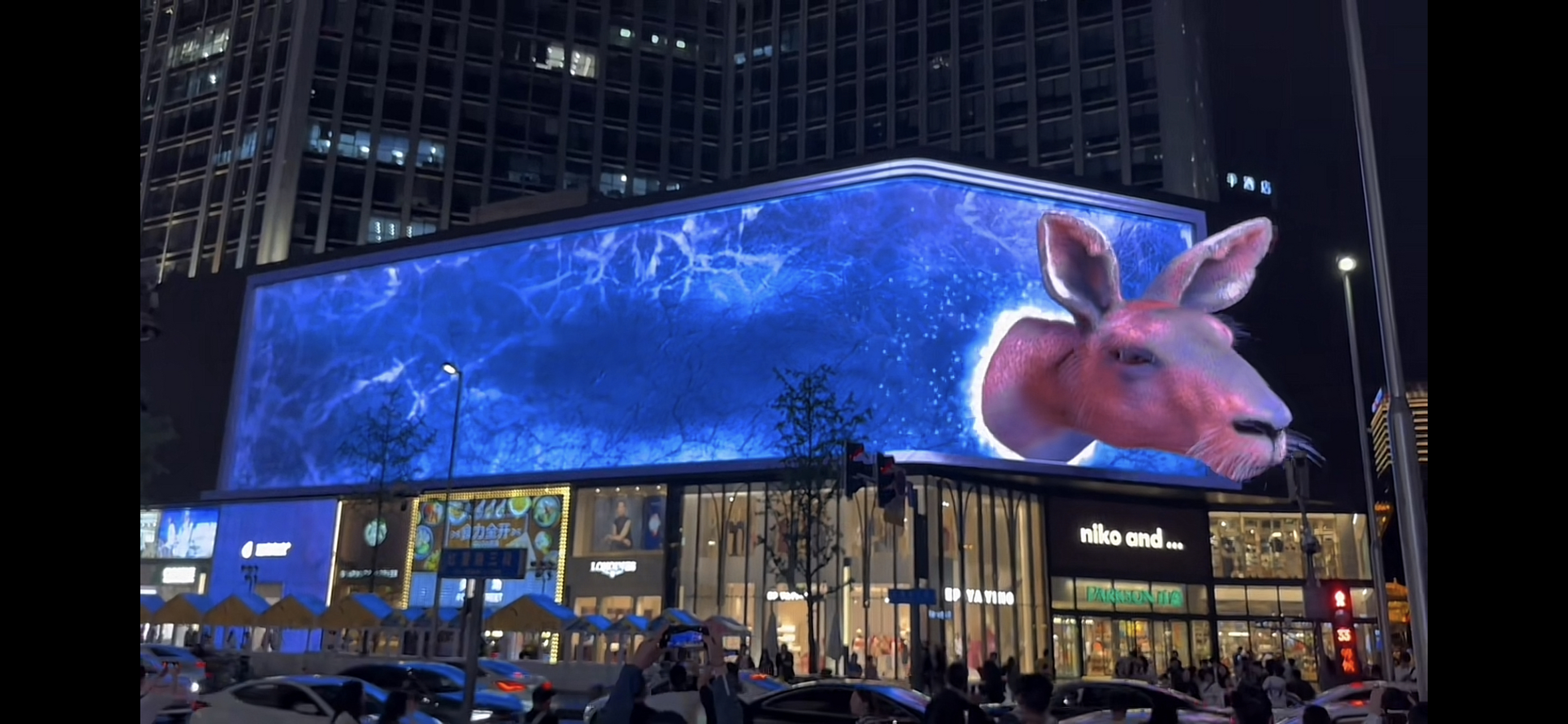 成都春熙路裸眼3d大屏,侏罗纪恐龙破窗而出,效果逼真,真的太震撼了!