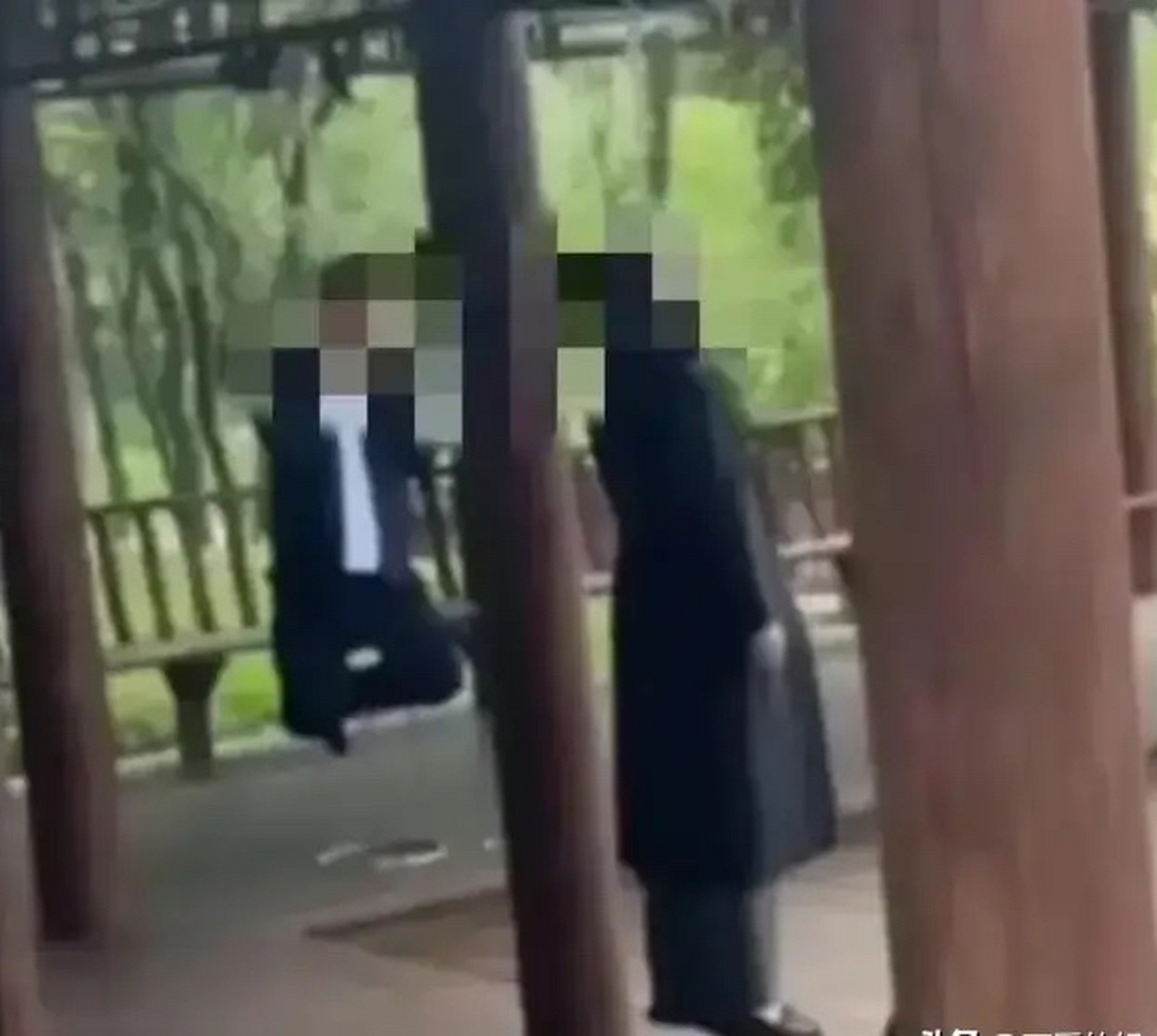 公园母子同时上吊身亡  昨日吉林公园一对母子同时上吊身亡.