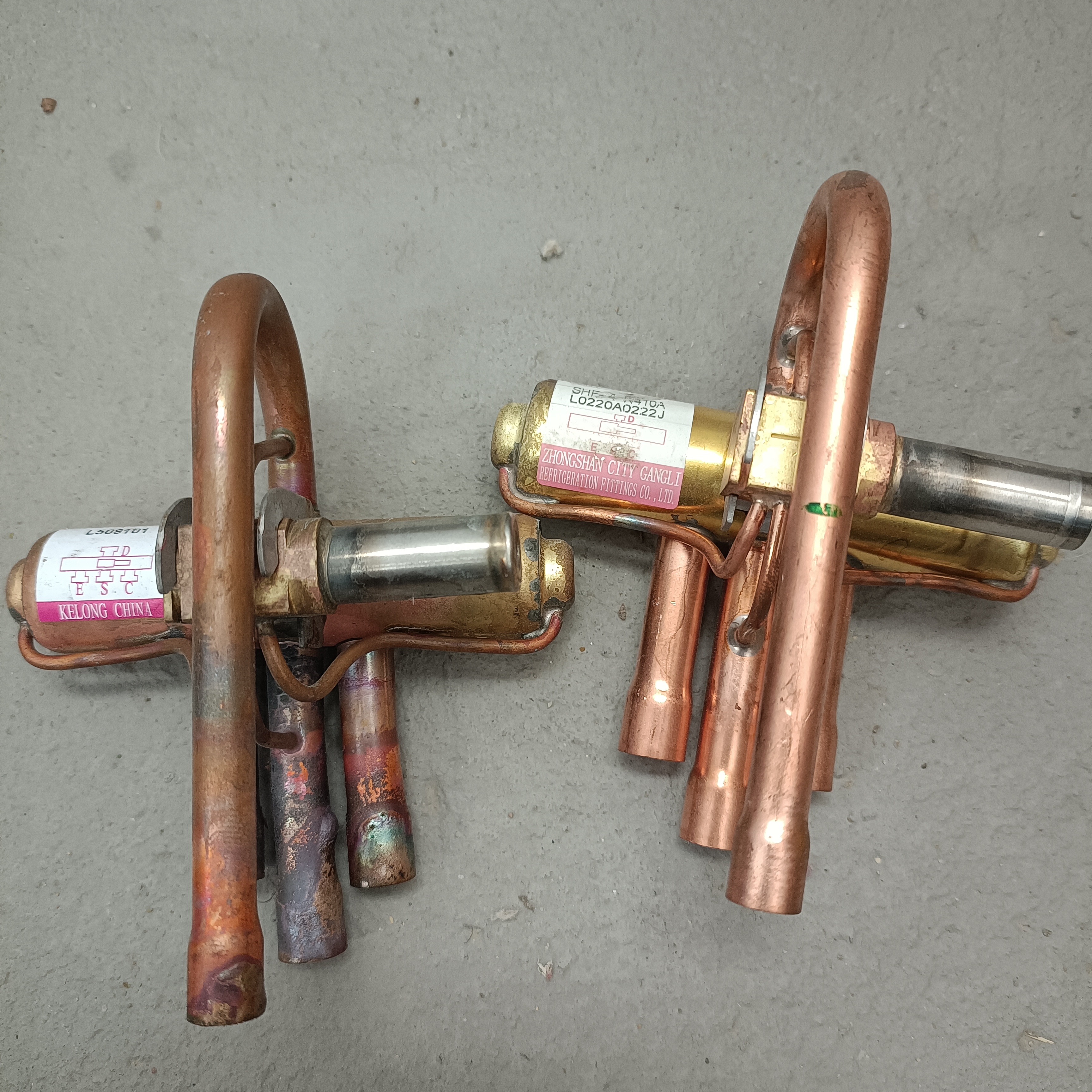 这个配件就是空调外机的冷热转换阀,又叫四通阀,这个在机器当中非常的