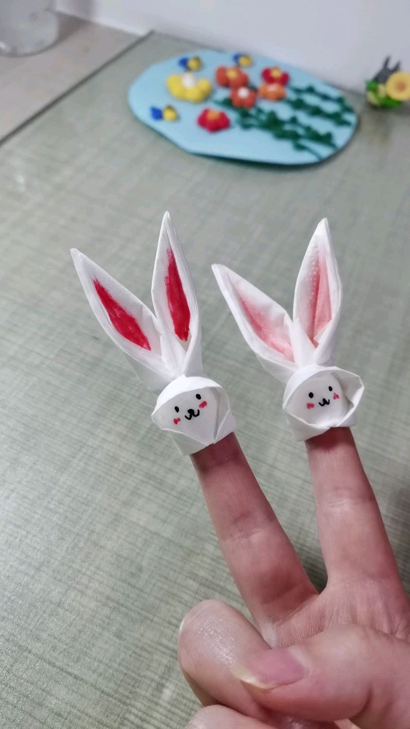 没有粘土的可以用卫生纸做一个折纸版小白兔,特别简单,这个还是很早
