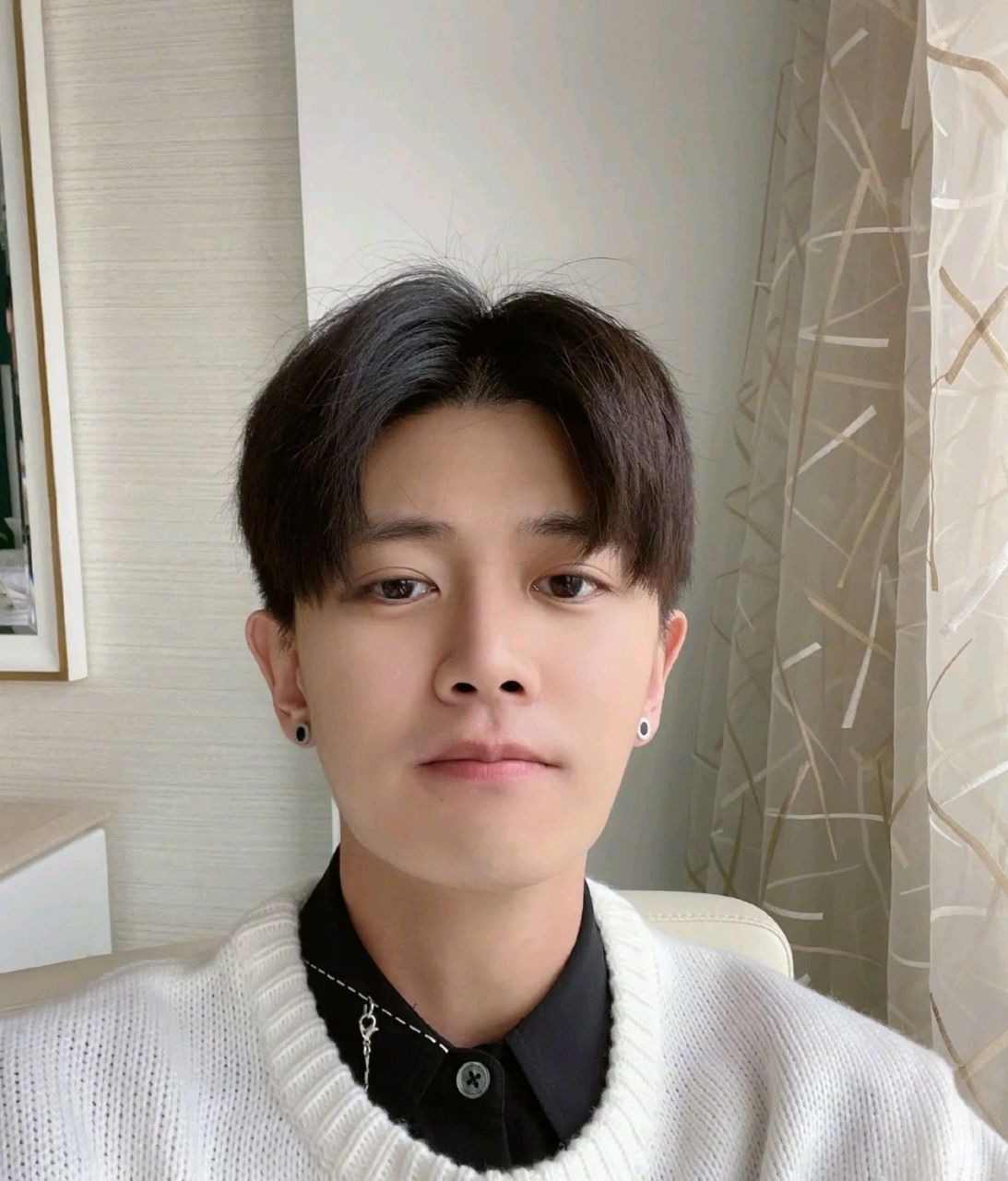 从这张任嘉伦无滤镜自拍照中,不难看出他的皮肤状态是真好,并且整个人