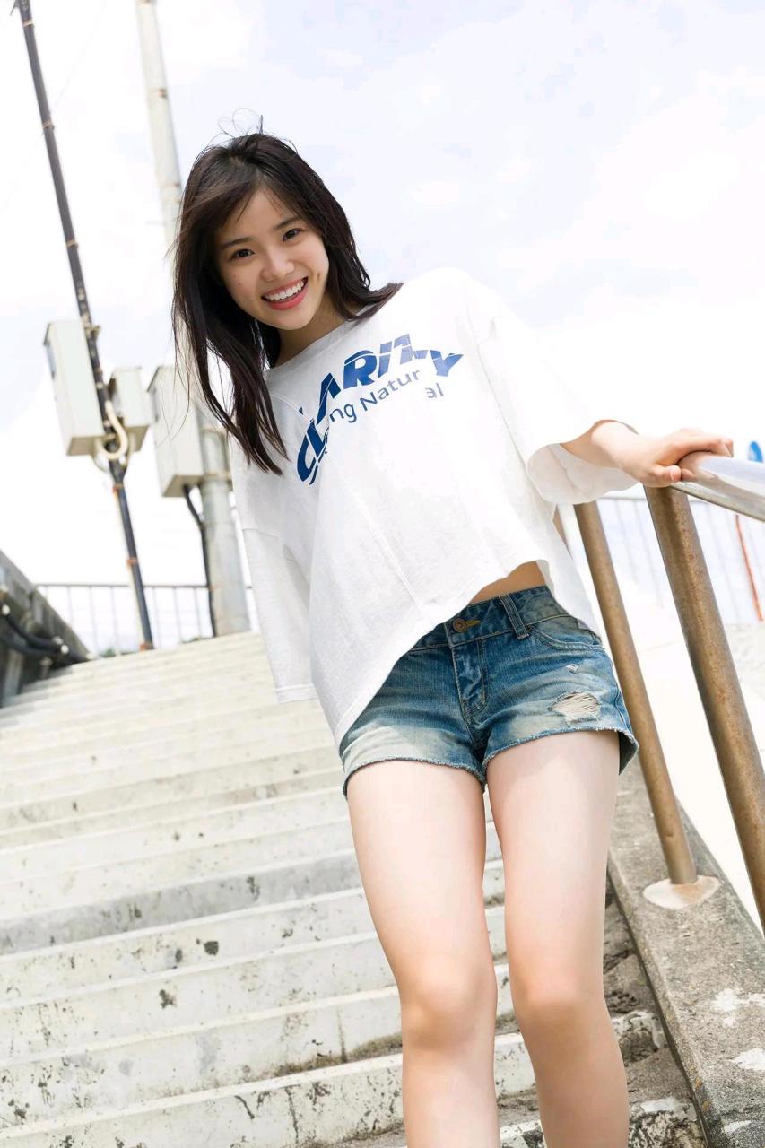 抛开城市的喧嚣 跟着志田琥珀来一场自由的旅行 穿上半袖加牛仔短裤