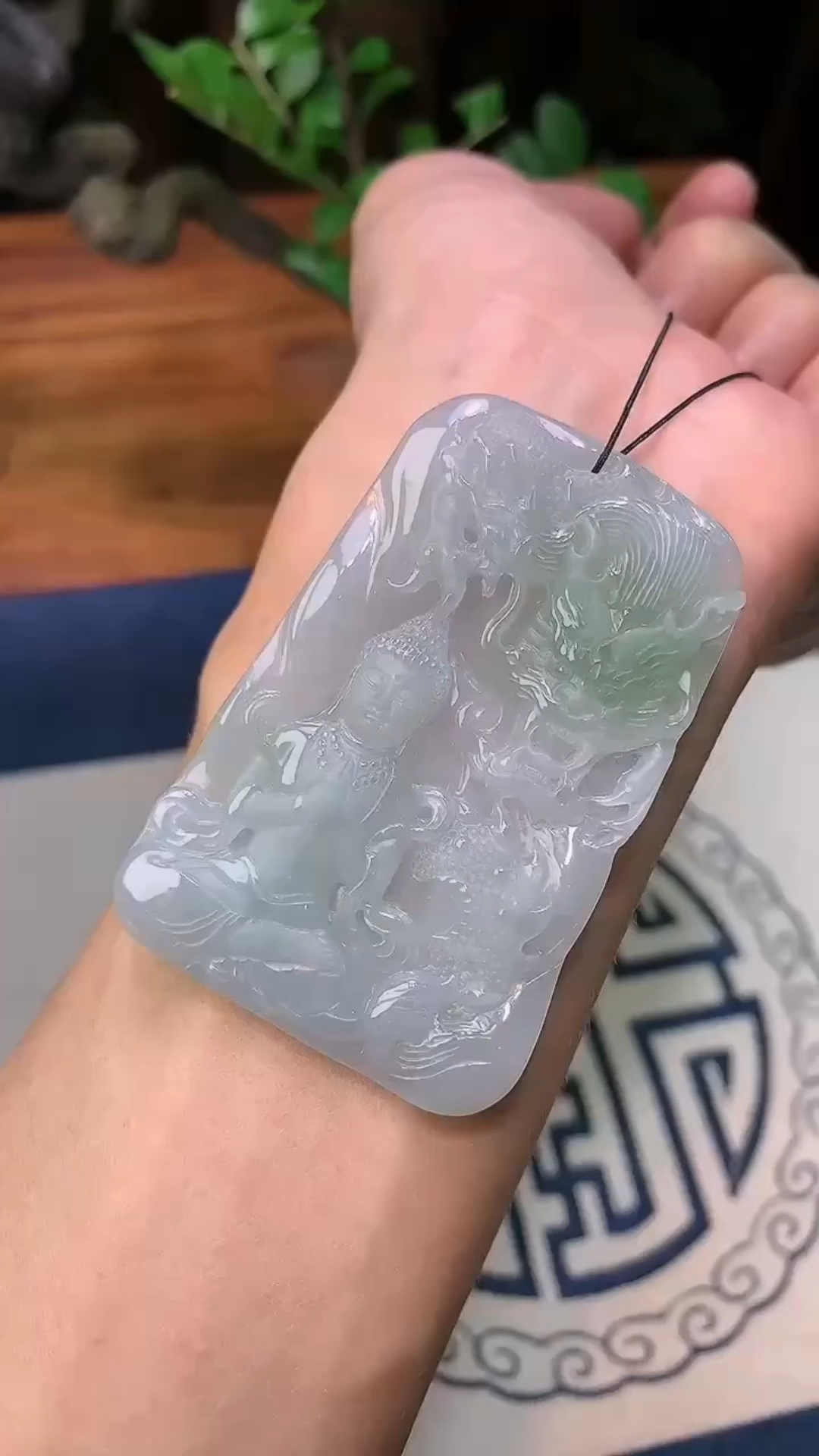 冰糯飘绿翡翠大日如来神龙护主挂件牌-度小视