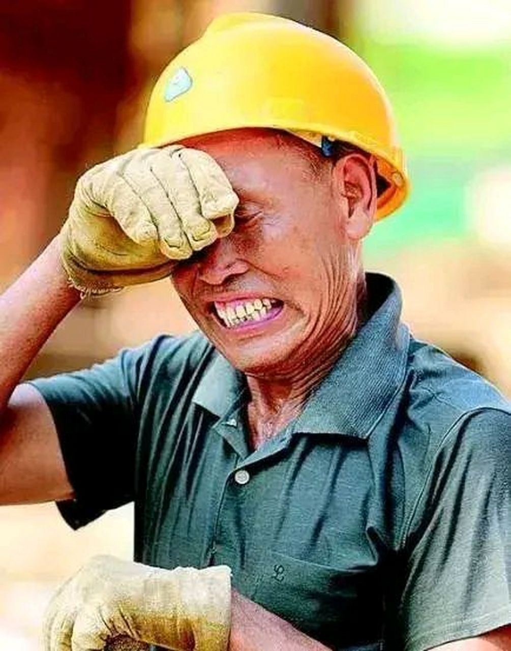 记者采访正在搬砖的李大哥:"在这么炎热的天气,工人们获得了多少高温