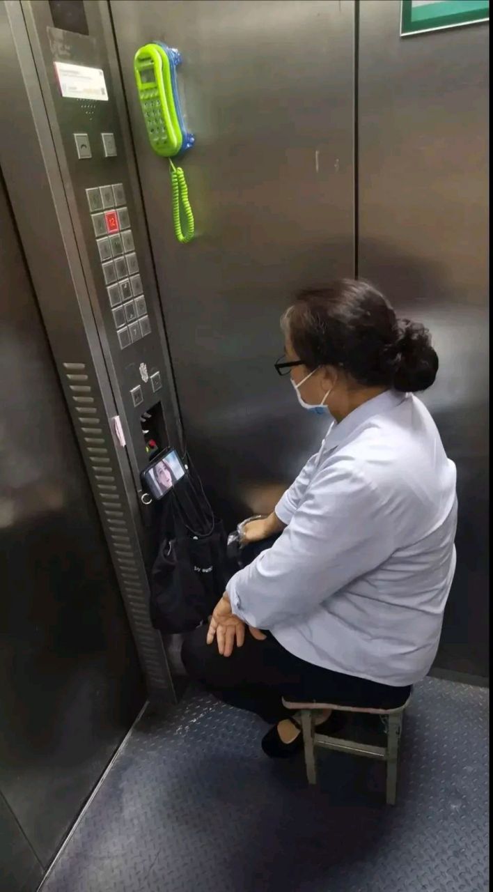 医院里面的电梯为什么要设置一个阿姨坐在里面?她存在的意义是什么?