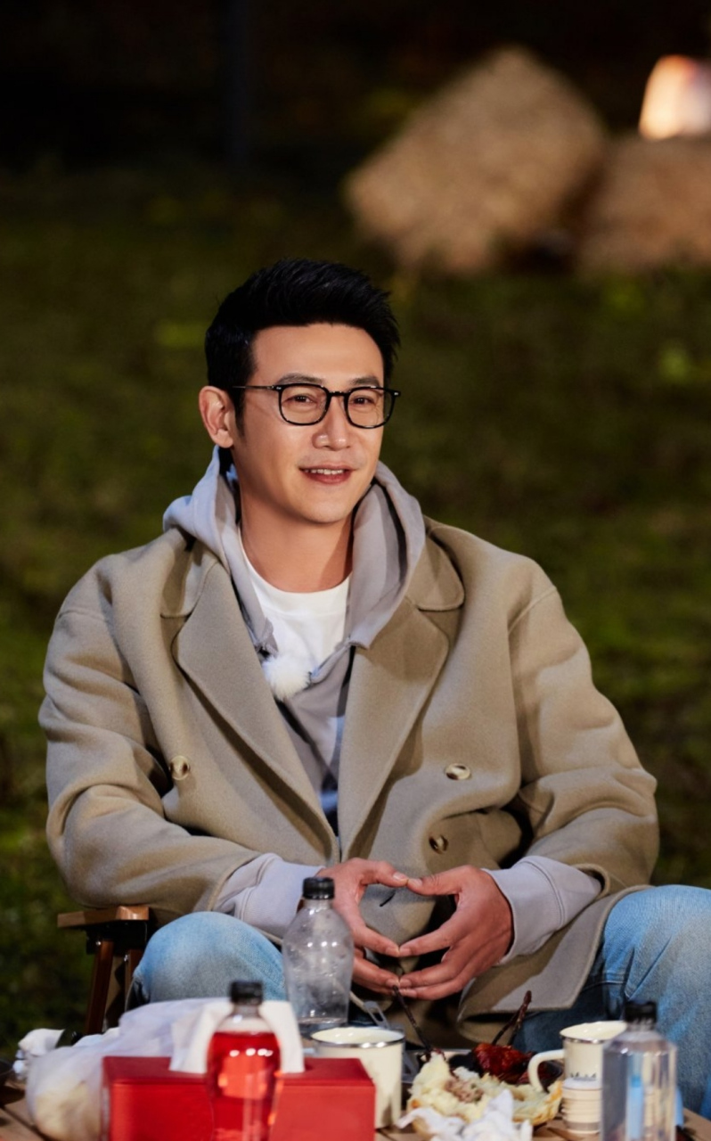 陆毅录节目和嘉宾聚餐,他烧烤的样子都那么帅,戴眼镜穿卫衣叠加风衣