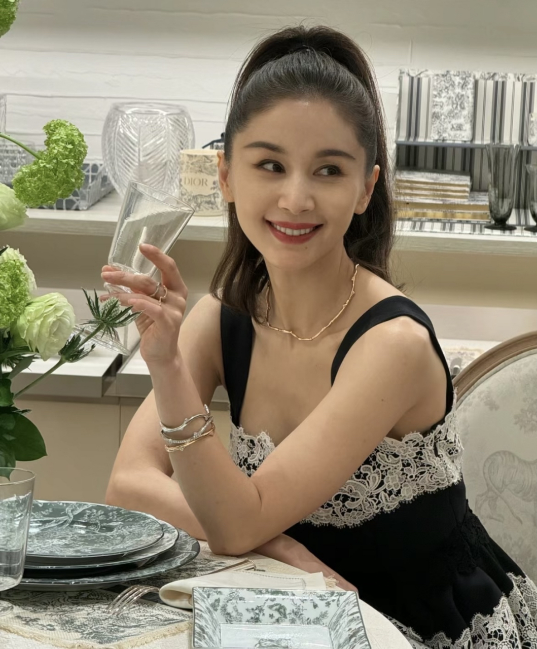 偶遇王子文,姐姐本人太美了,她脸很小,皮肤细腻白皙,五官特别精致,高