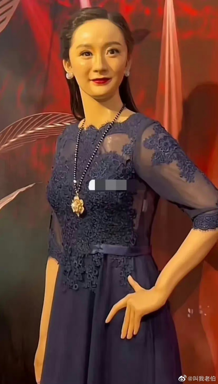 杨幂这个蜡像是真的没看出来哪里像杨幂了,倒是挺像杜华