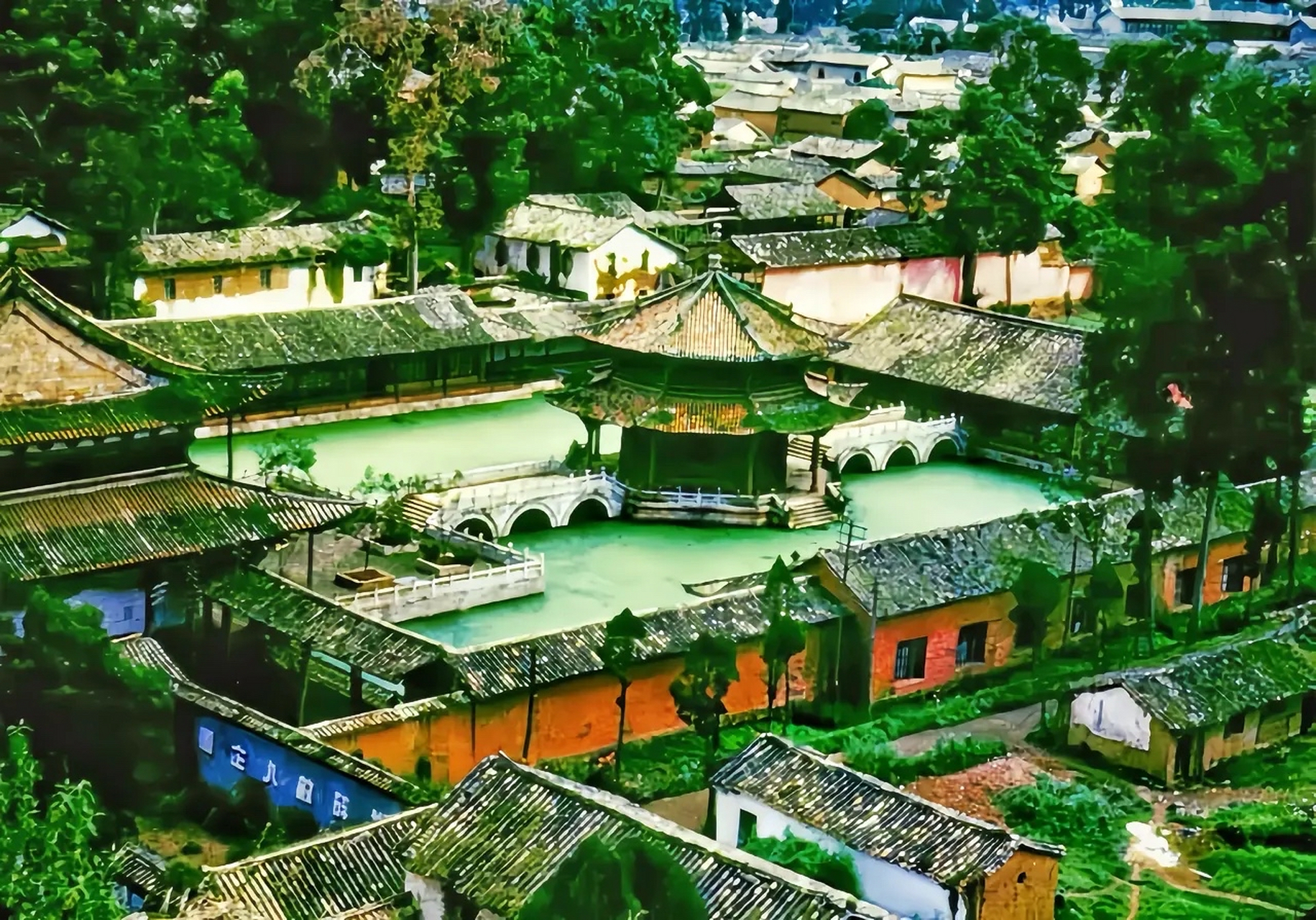 这是1944年飞虎队拍摄的昆明圆通寺,一个四合院的建筑群静谧地伫立在