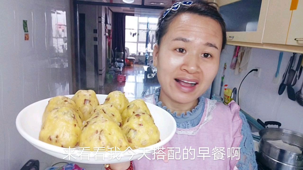 今日早餐奶香红枣窝窝头 香瓜 煎蛋 炒合菜 酸奶荞麦片 太美味啦