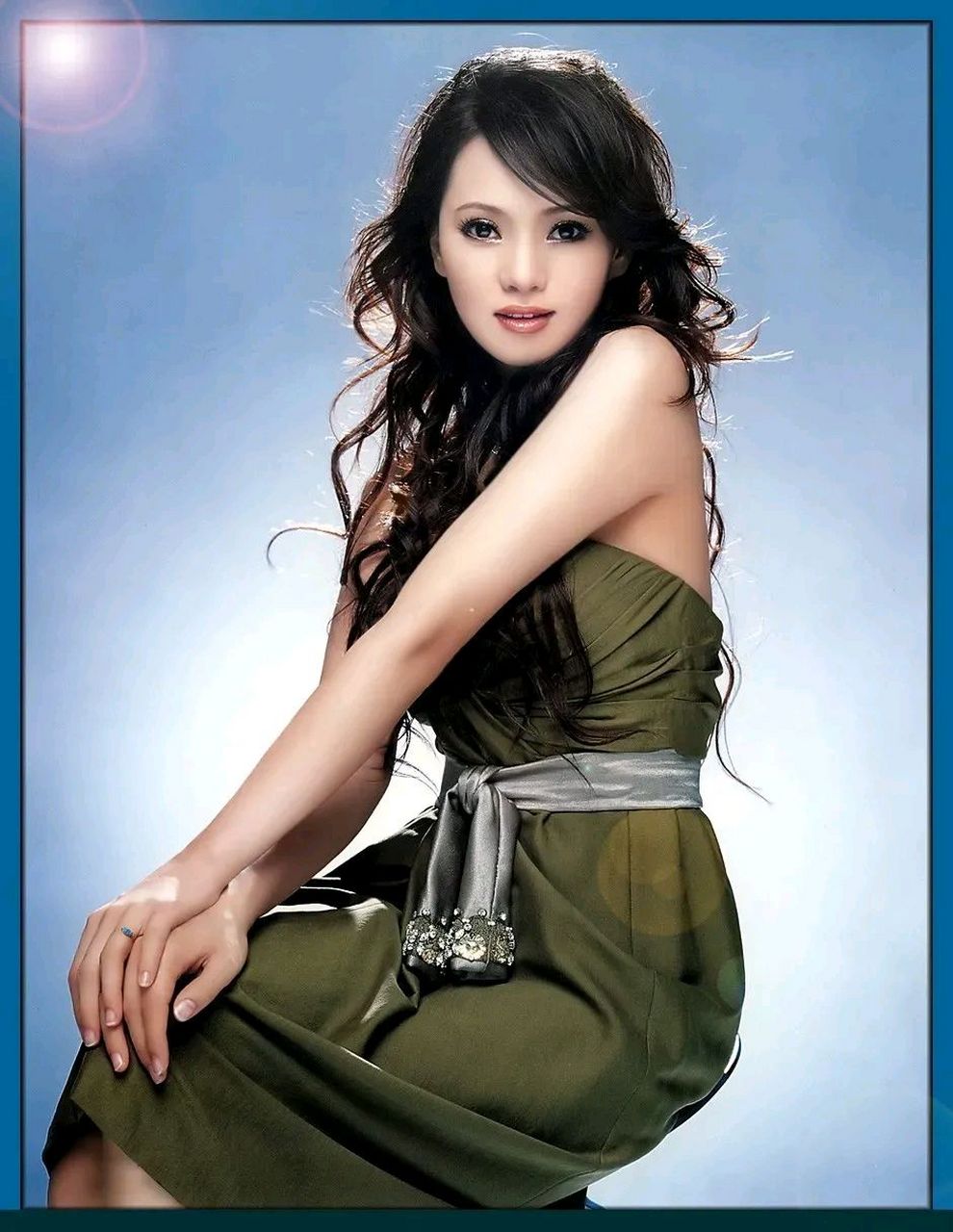 伊能静首先她很漂亮,其二她很自信,其三她老公秦昊给了她足够的爱.