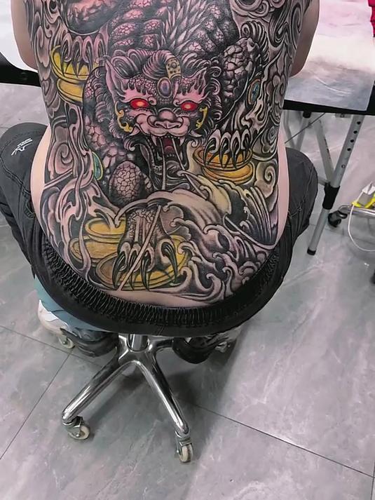 大哥满背貔貅纹身,简直太社会了,太霸气了