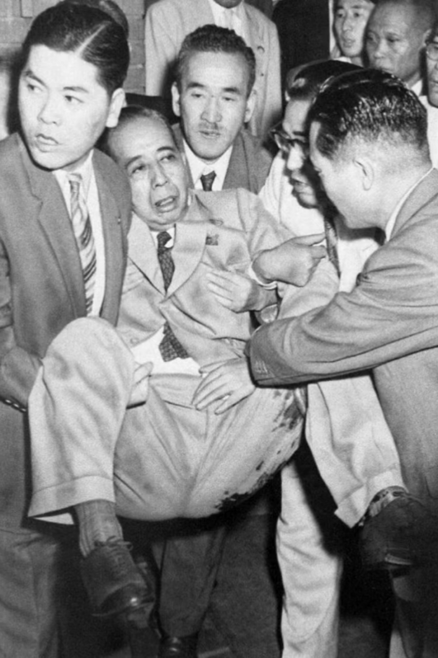 1960年,安倍晋三的外公岸信介遇刺,受伤的他被警卫抬了起来!