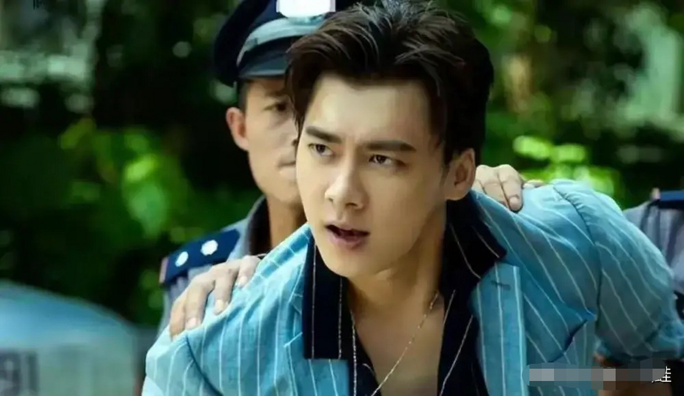 2022年9月的一天,35岁的李易峰嫖完娼,让女子骑共享单车回去.