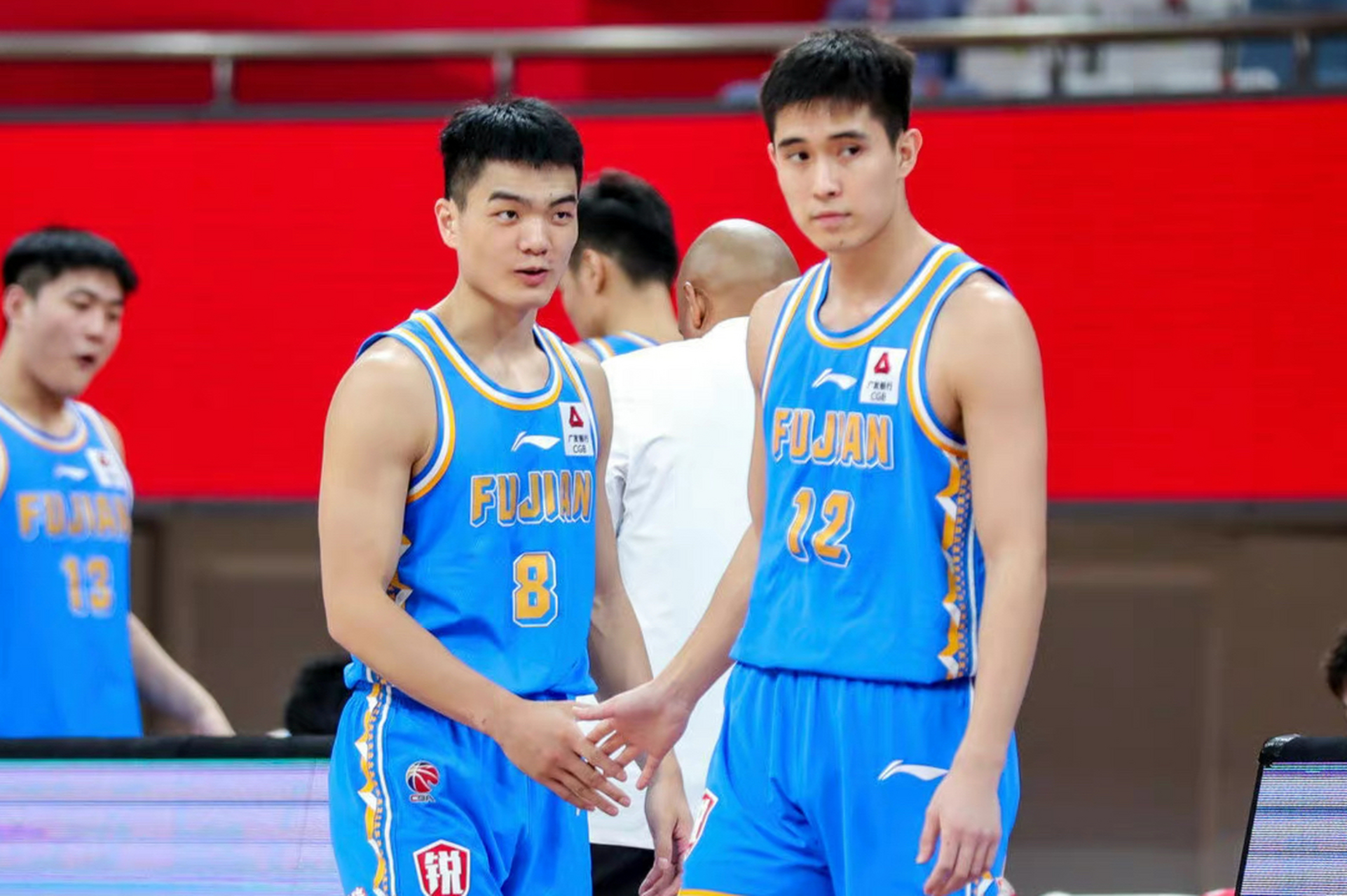 同样来自福建体工队,这对前福建青年男篮后场双枪,正努力追赶着对方