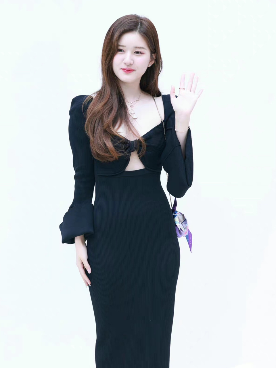 赵露思今日出席活动,身着镂空连衣裙,长卷发好温柔,今天的妆容粉嫩嫩