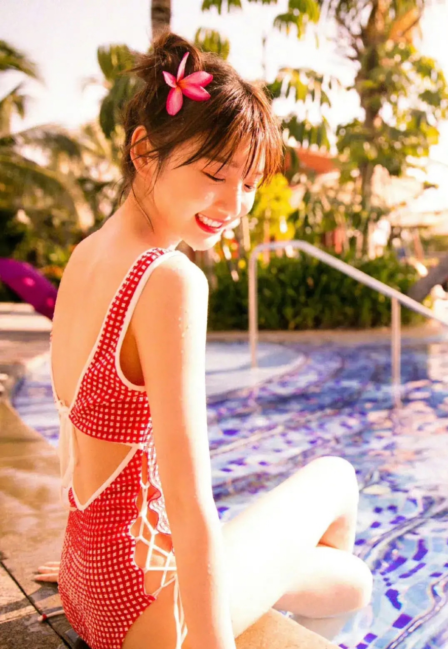 爆款练习生# 毛晓彤化身甜美小妹 一身泳装,真是甜到我心里了!