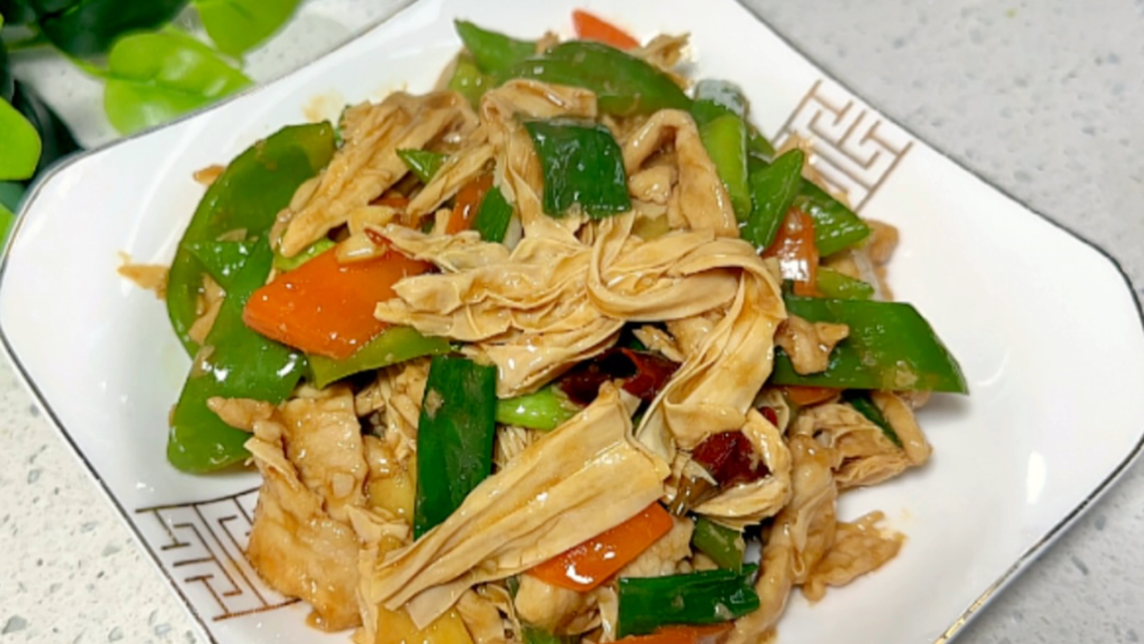腐竹炒肉片这样做才好吃,做法非常简单而且鲜香入味,下酒又下饭