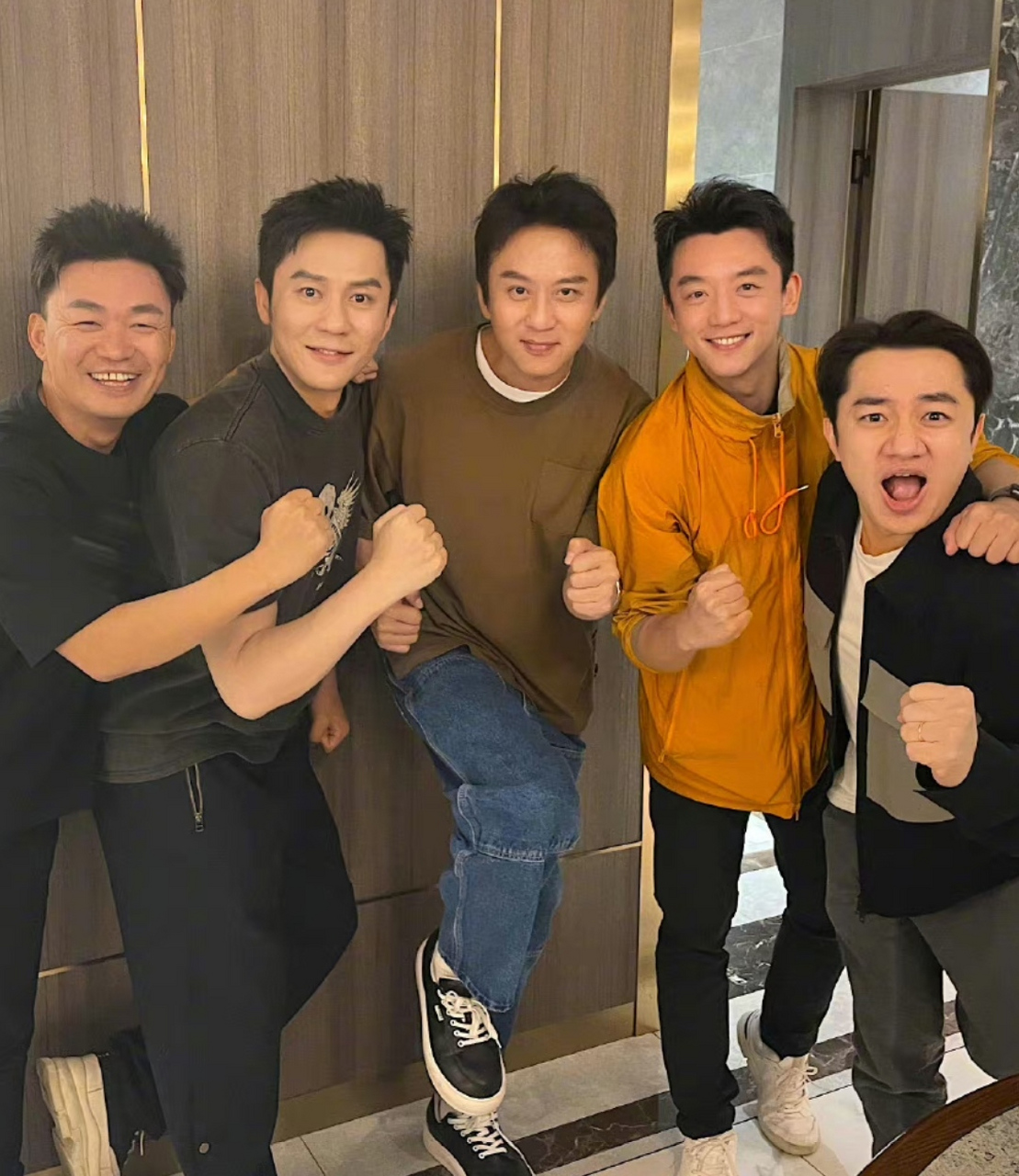 跑男家族老成员团聚,邓超李晨站c位,王祖蓝和郑恺都带了老婆一起出镜