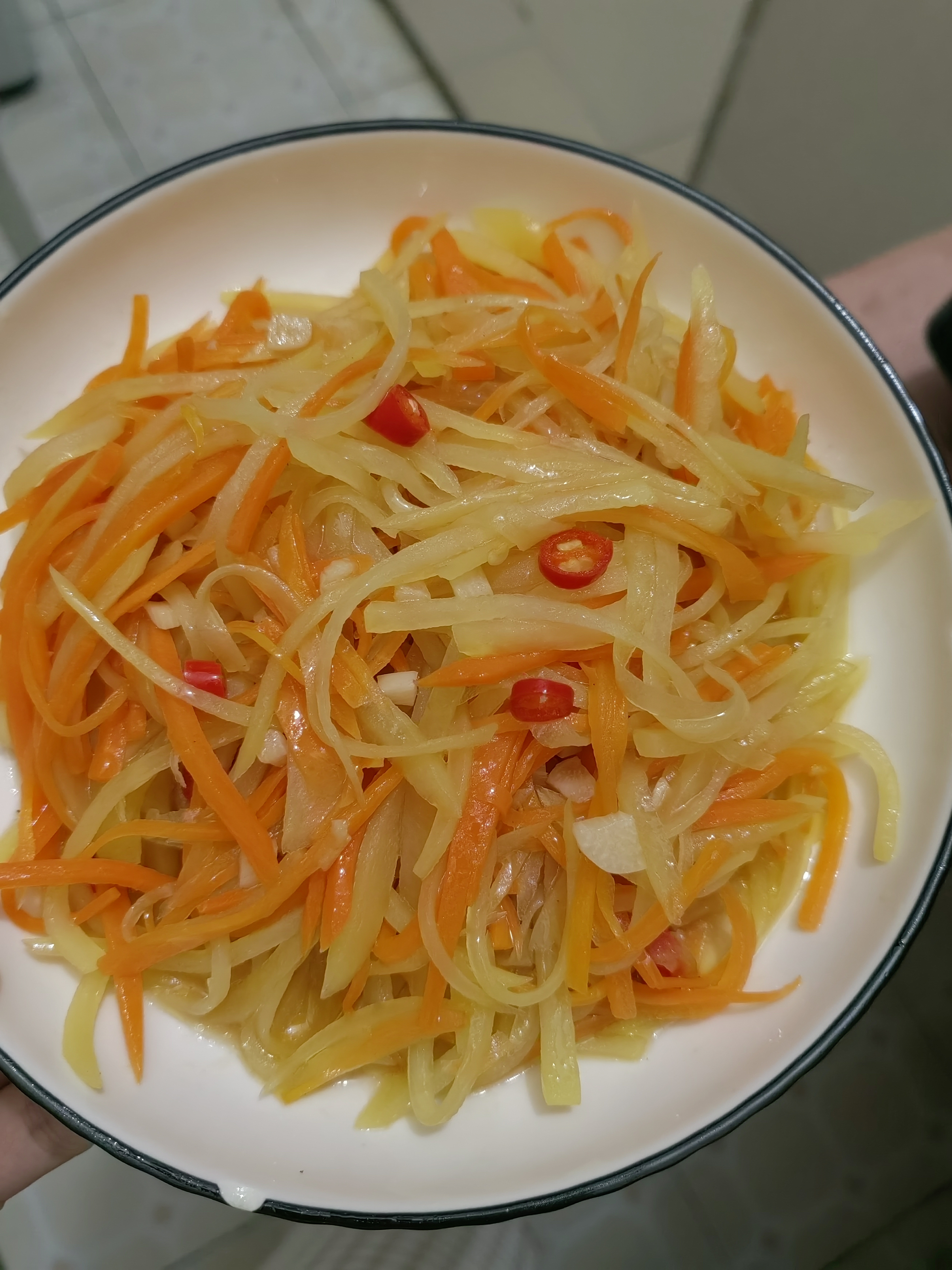 过年大餐吃多了?酸辣胡萝卜土豆丝,清爽解腻