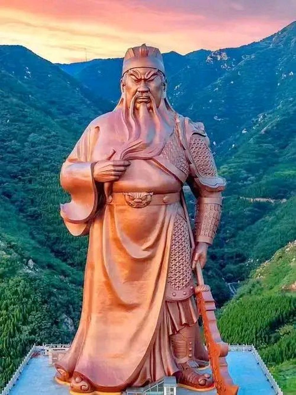 第一:关公像高61米,违反了本市"不能建造超过24米的建筑"的规定;第二