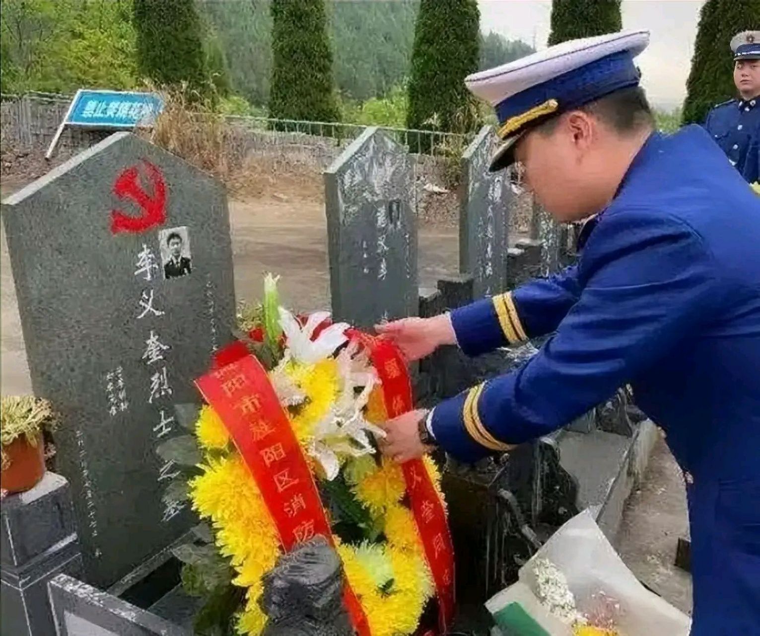 导致头部受伤!经抢救无效壮烈牺牲!年仅34岁!多年轻的生命!