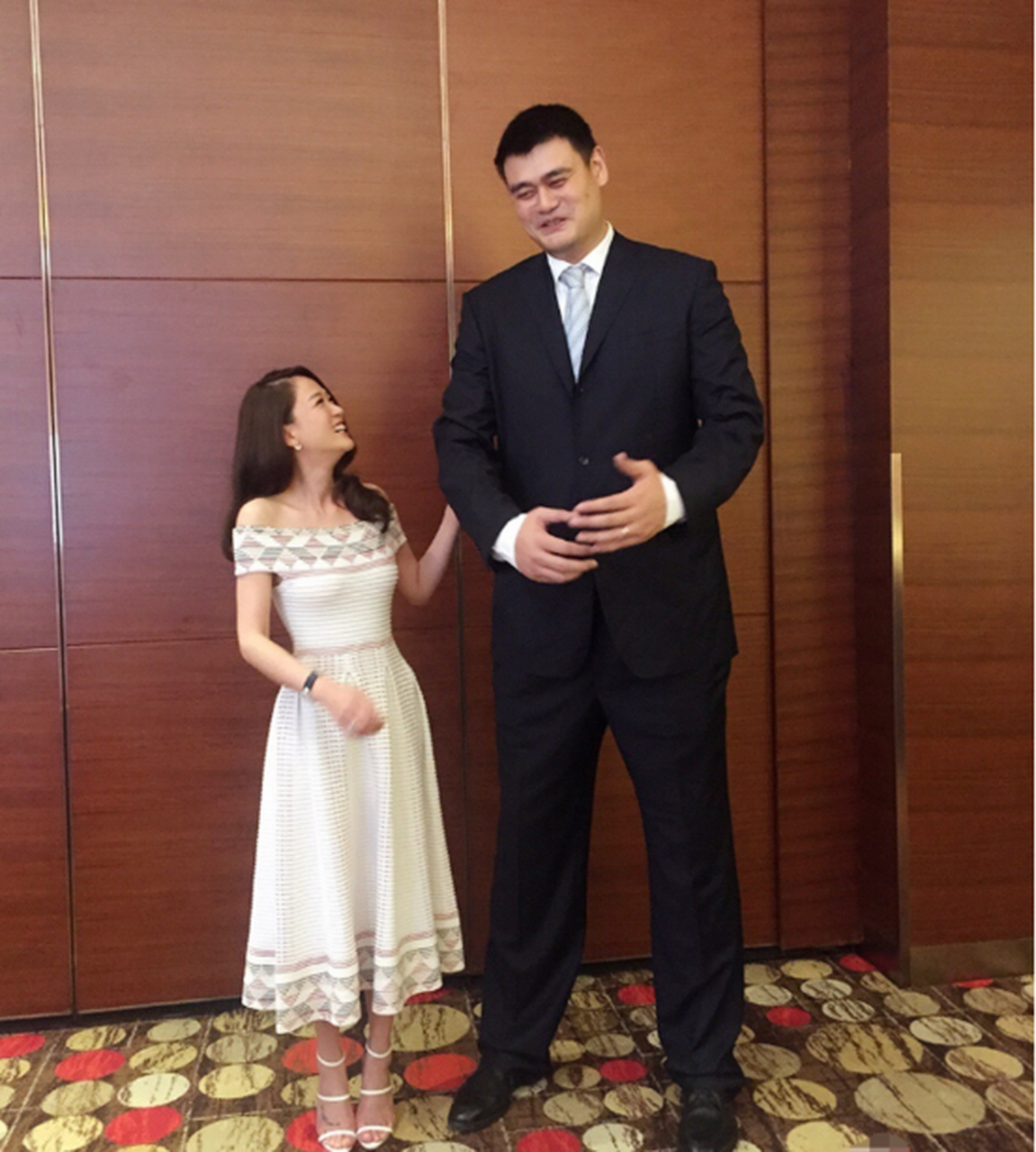 29米,大家可能对这身高也没什么概念,但是一看普通人和姚明合影,这