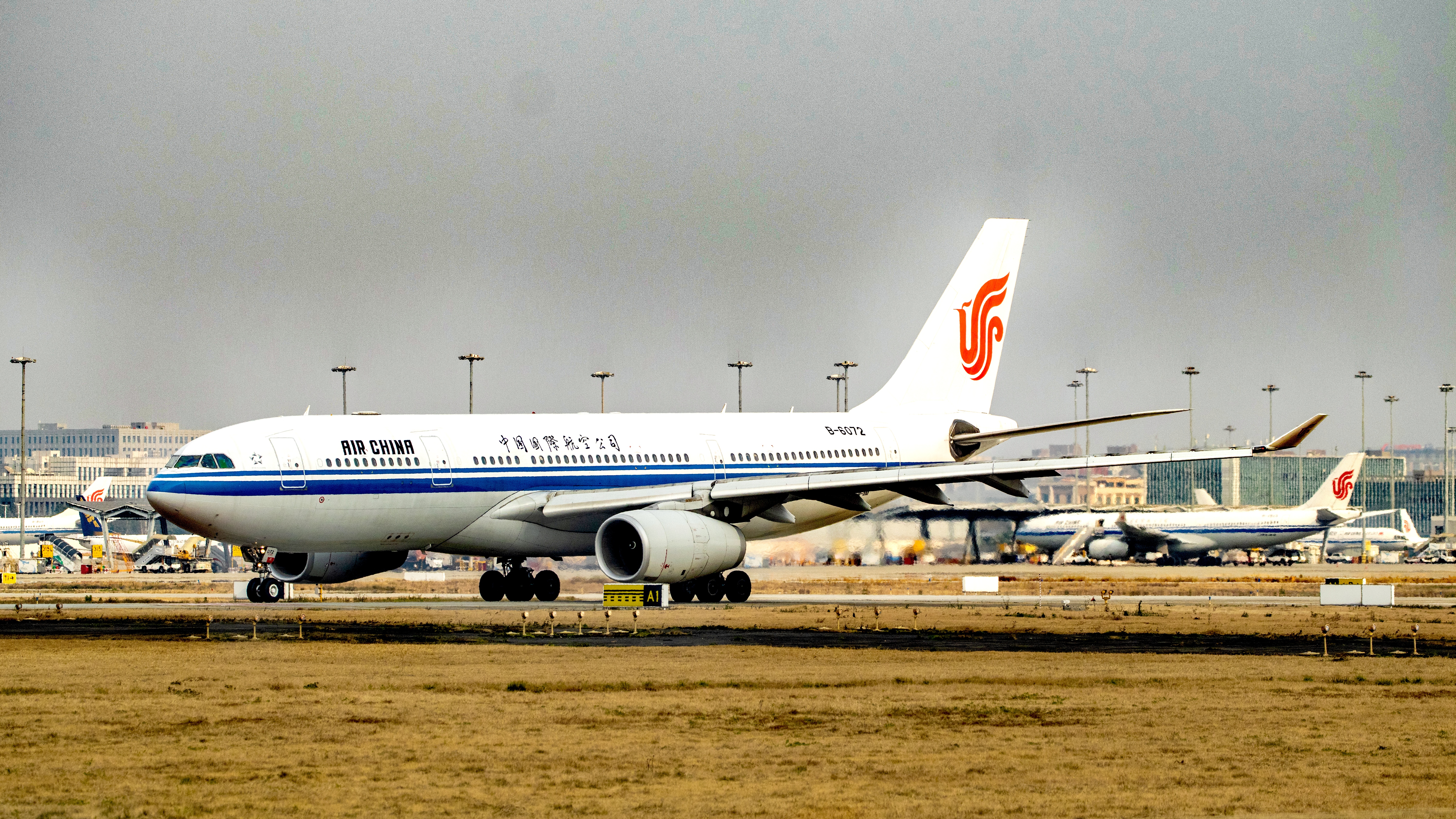 国航空客a332滑行等待起飞