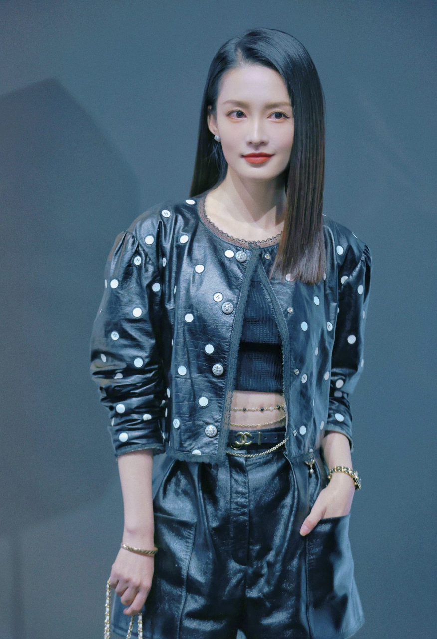 李沁今日参加品牌活动,黑长直搭配波点黑皮衣造型,又美又飒!