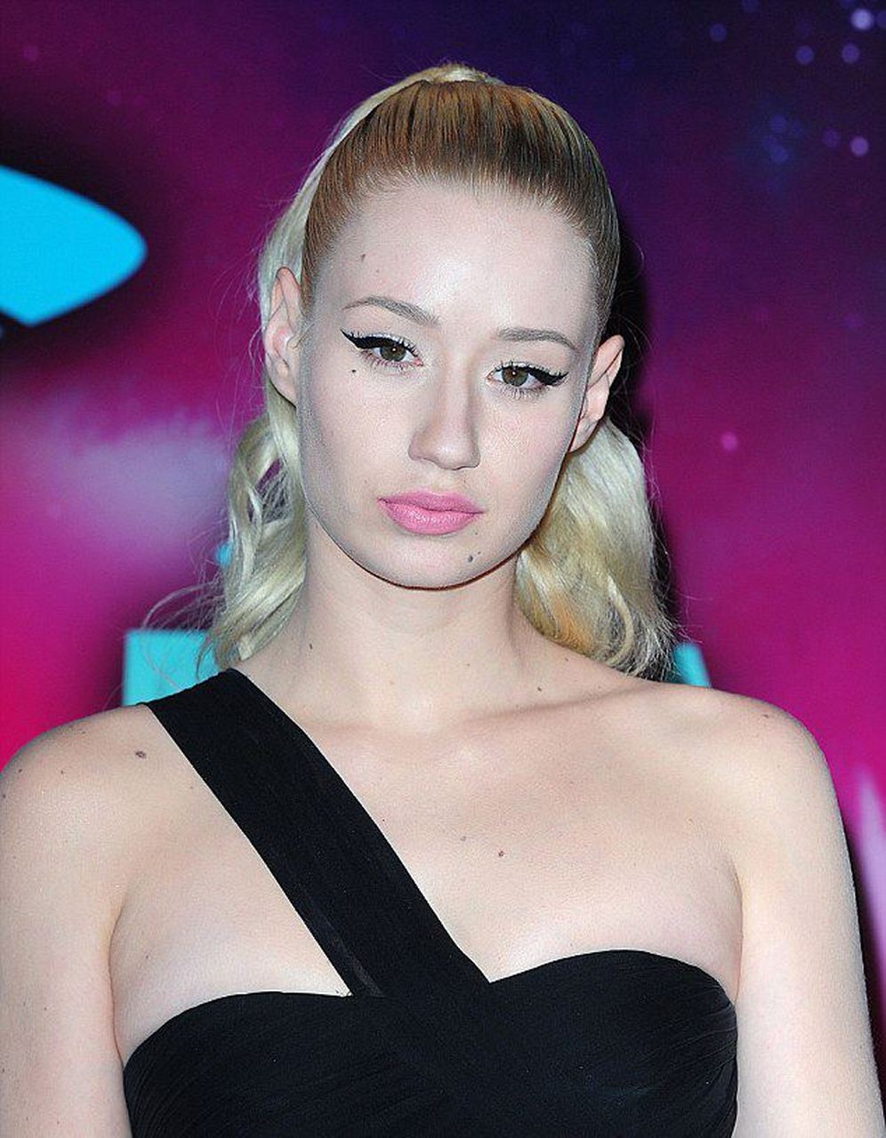 性感迷人的歌手伊基·阿塞莉娅(iggy azalea).