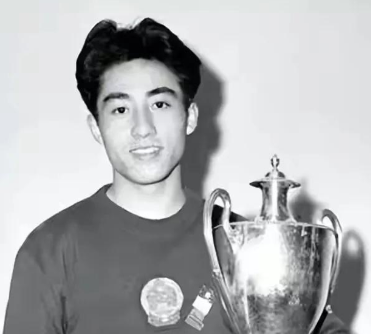 乒乓球世界冠军庄则栋墓,曾被人喷黑漆,墓碑上一句话引人瞩目