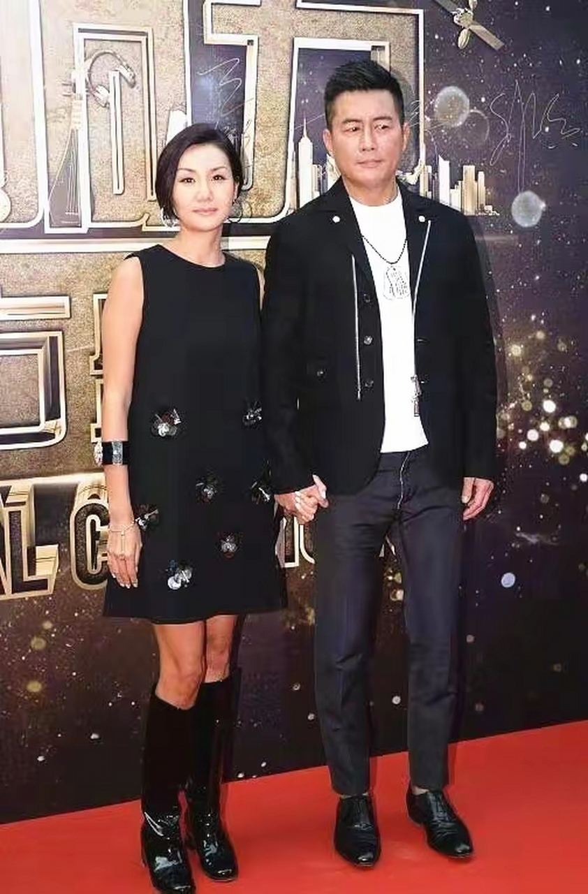 高曙光二婚妻子是熟悉的她!穿高定黑裙难掩村妇感,比江珊差多了.
