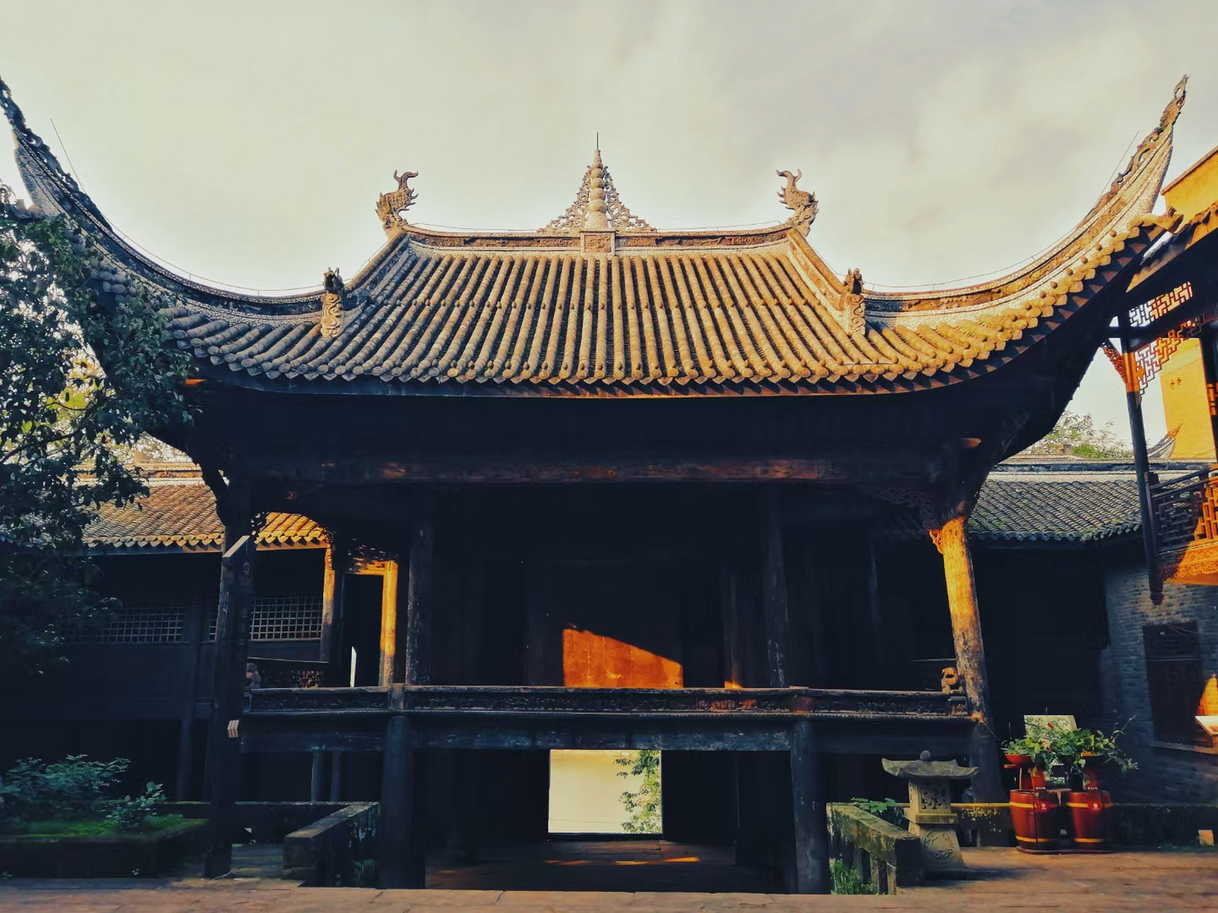 重庆铜梁安居古镇下紫云宫,它确实很陈旧,但是又上哪儿去寻找更质朴