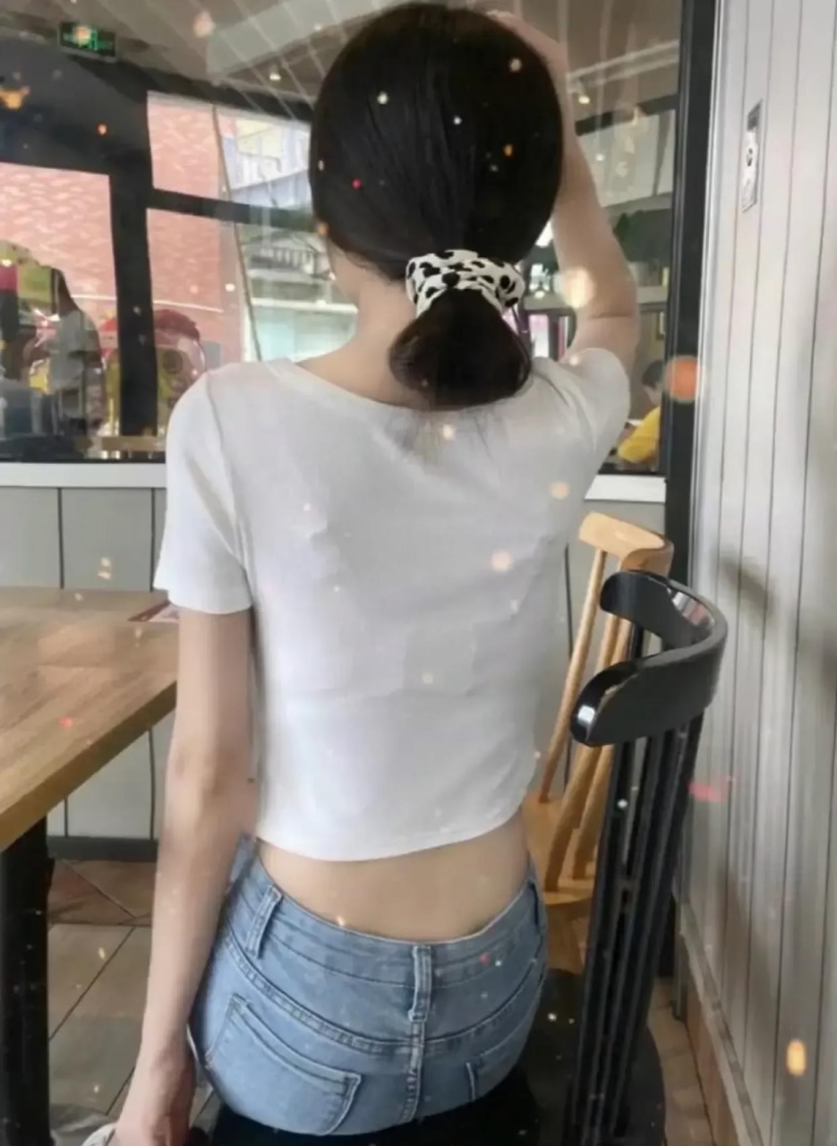 瘦瘦小小的妹子