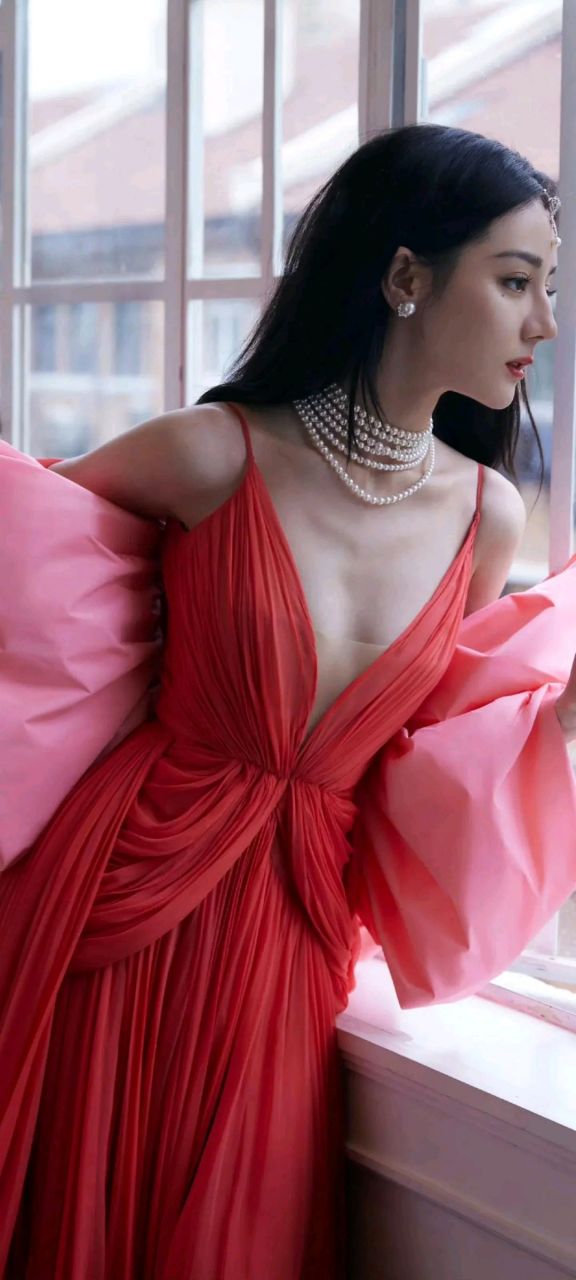 迪丽热巴红色深v抹胸裙,搭配粉色披肩撩动你的心弦#时尚穿搭