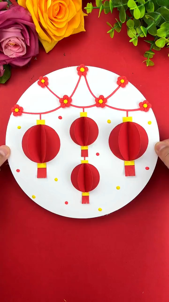 用圆形卡纸做简单漂亮的新年贴画!-度小视