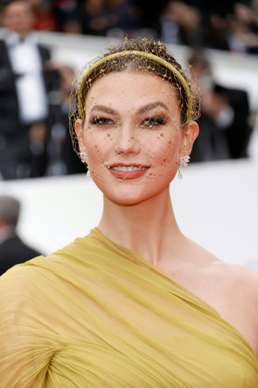 超模karlie kloss身穿dior 2020春夏高定系列,亮相第76届戛纳电影节