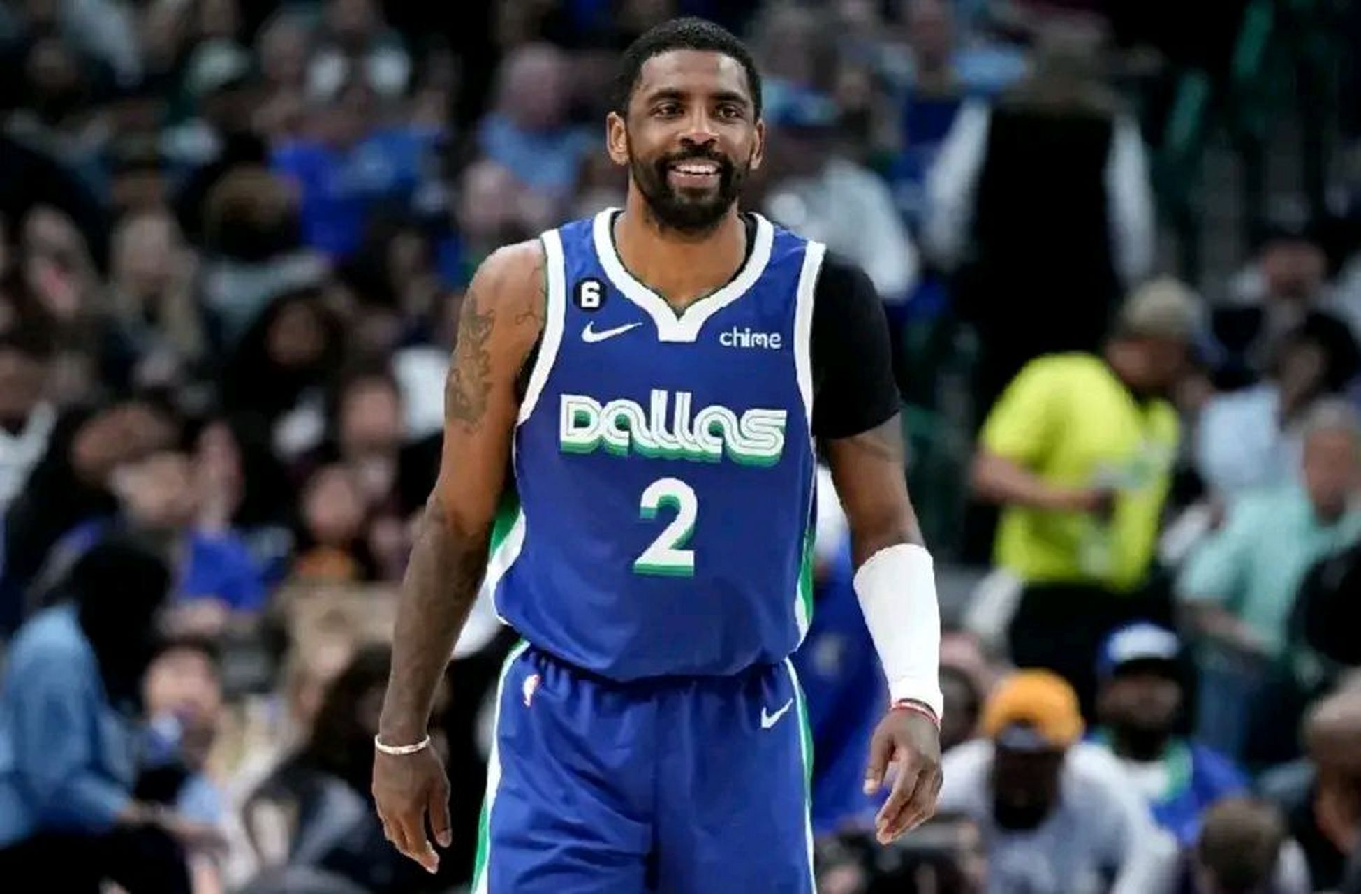 凯里·欧文icon (kyrie irving) 与中国运动服饰品牌安踏签署了为期