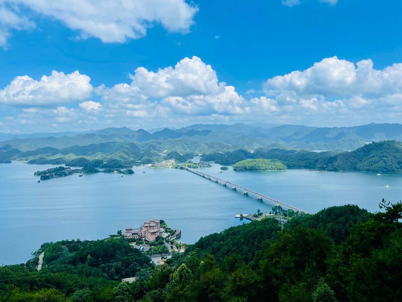 千岛湖,即新安江水库,中国改名最成功的湖泊,位于浙江省杭州市淳安县