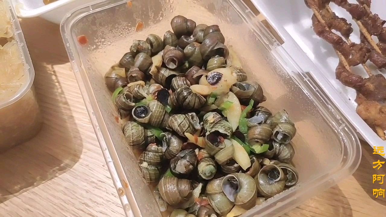 打包烧烤回酒店,两人饮啤酒吃炒螺柠檬秋刀鱼,几十块钱心满意足
