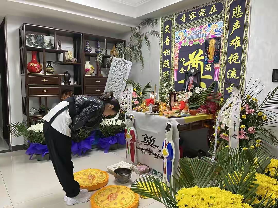 王为念母亲灵堂曝光,曾做过多年法官,遗像见证了她生前的荣誉