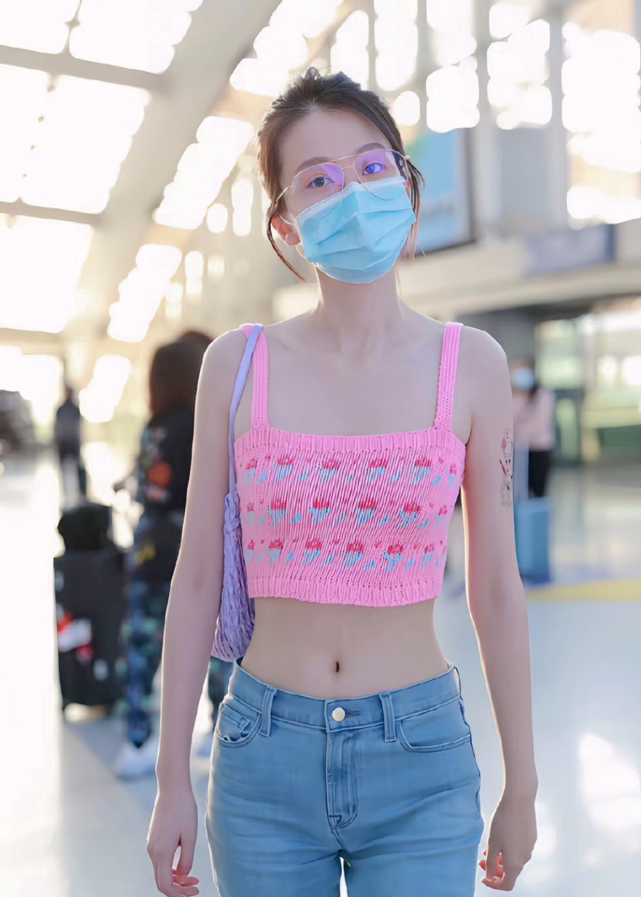 但是大家的关注点应该都在好奇手臂上是纹身还是贴纸呢 #乔欣手臂是