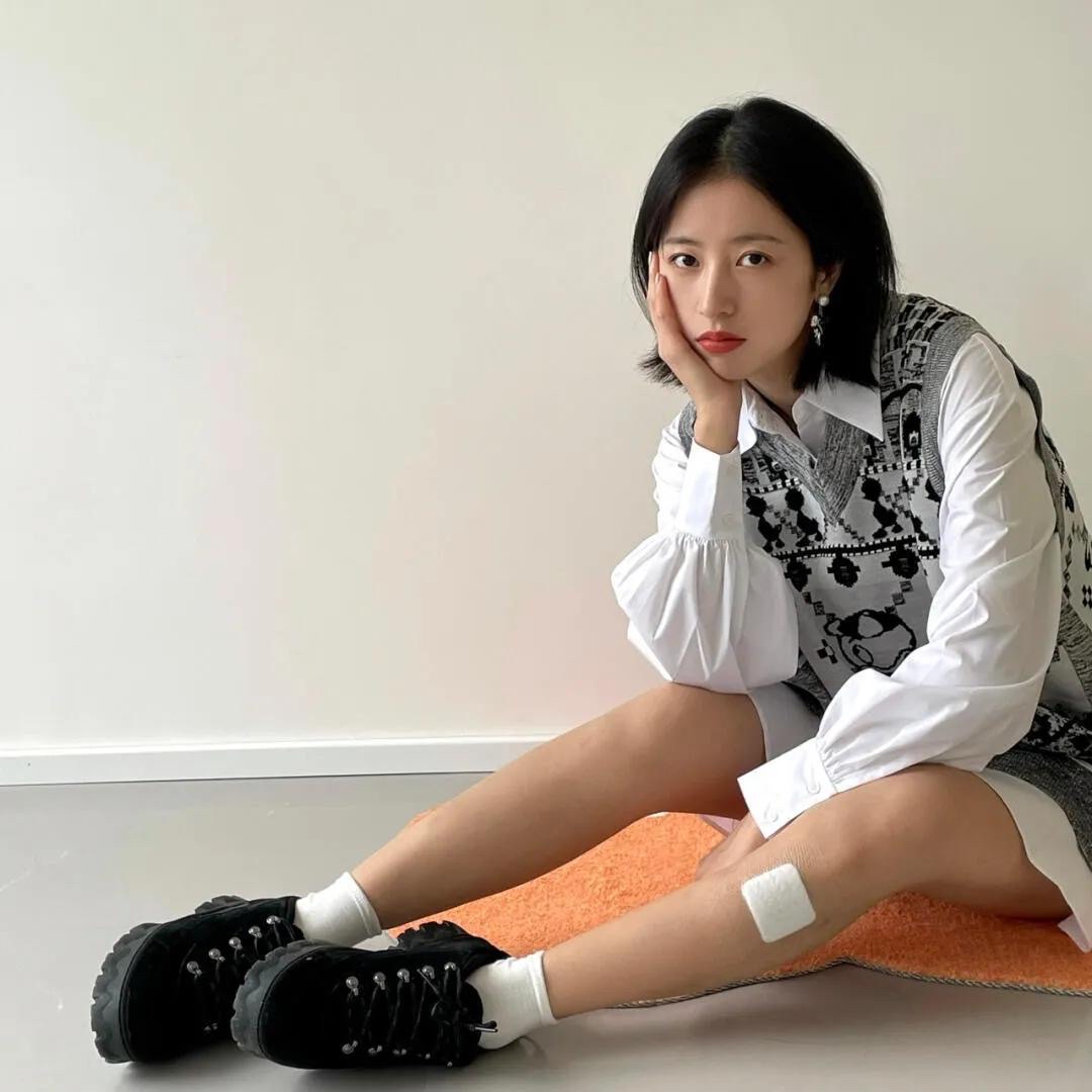 周雨彤休闲生活照,太漂亮了,至今单身,你会娶她吗?