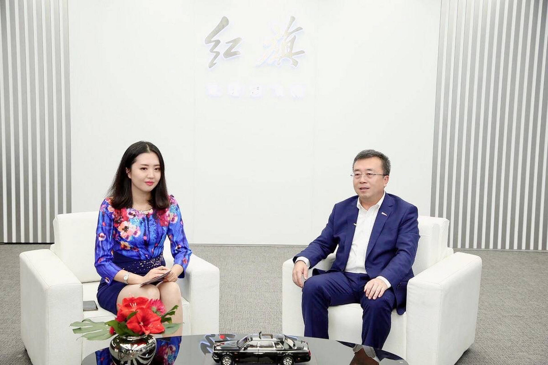 中国一汽副总经理王国强在直播间回答网友提问.