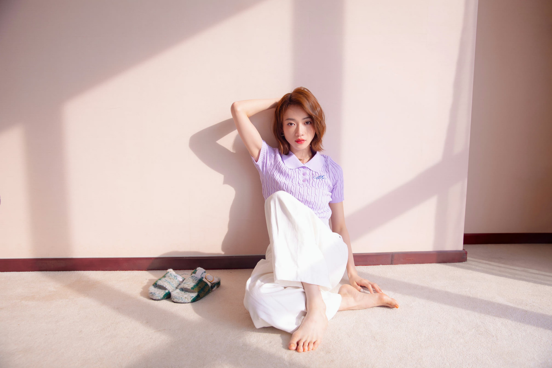 演员吴谨言光脚拍摄写真集,2018年,吴谨言凭借宫斗剧《延禧攻略》获第