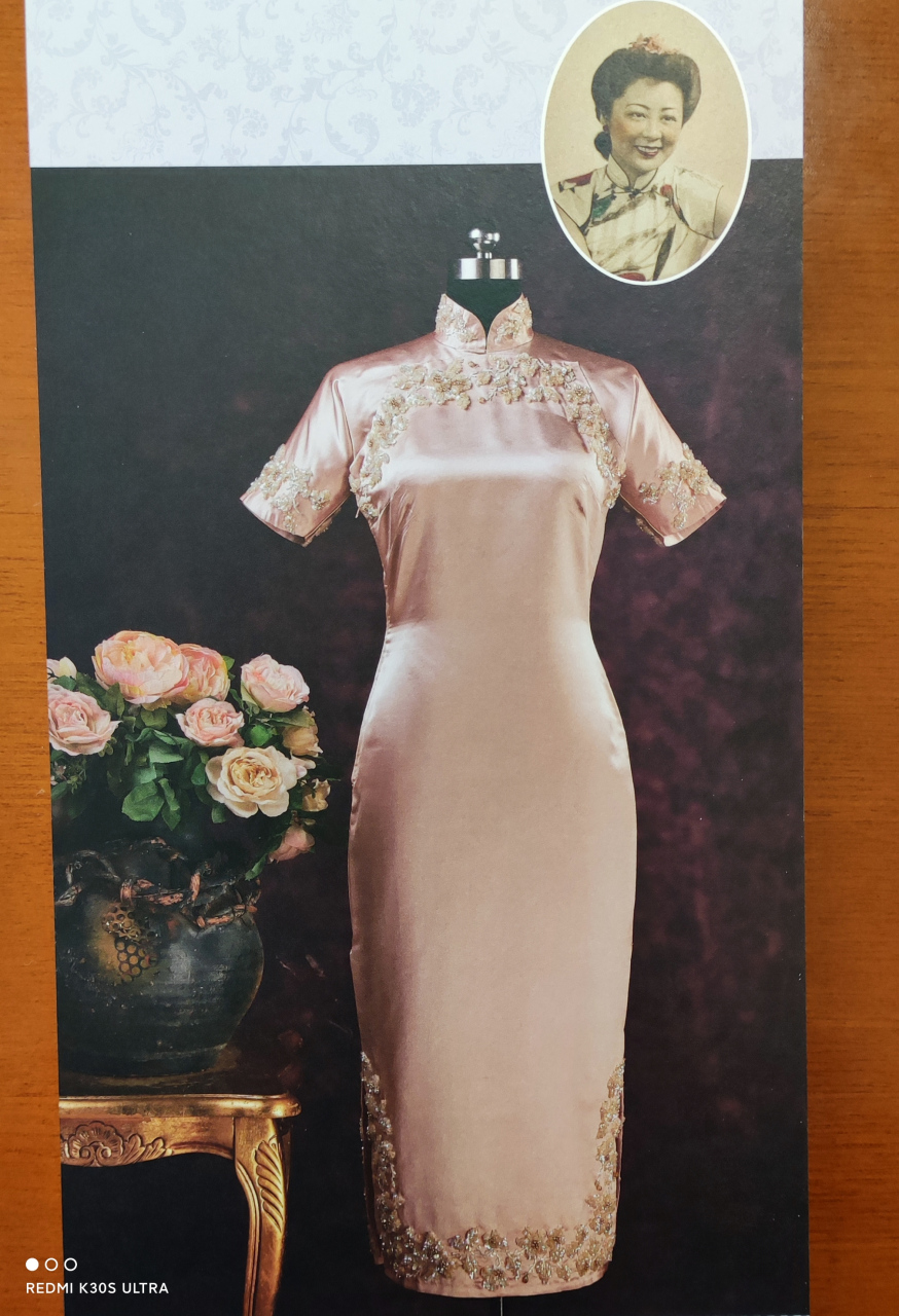民国名媛的旗袍——张乐怡  这件粉色软缎珠绣旗袍为礼服,是张乐怡在